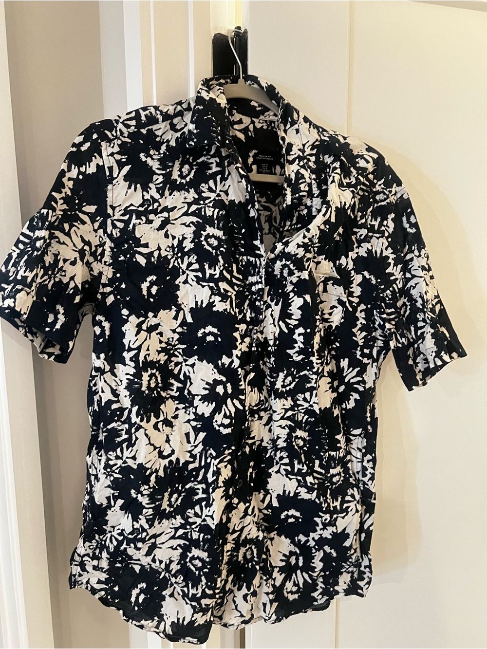 H&M Navy and White Floral Short-Sleeve Button-Down Shirt Circa 2012